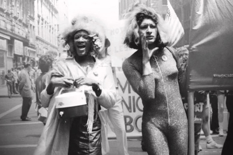 Koniec koncov, boli to práve Sylvia Rivera a Marsha P. Johnson, ktoré stáli v prvej línii ešte v časoch, keď sa naša krajina zmietala v totalitnom režime. Určite ste počuli tú story, ako začali legendárne Stonewall Riots