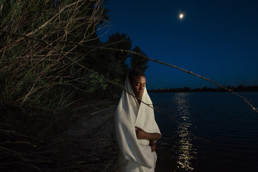 Mesačný svit /editoriál o zraniteľnosti a sile/