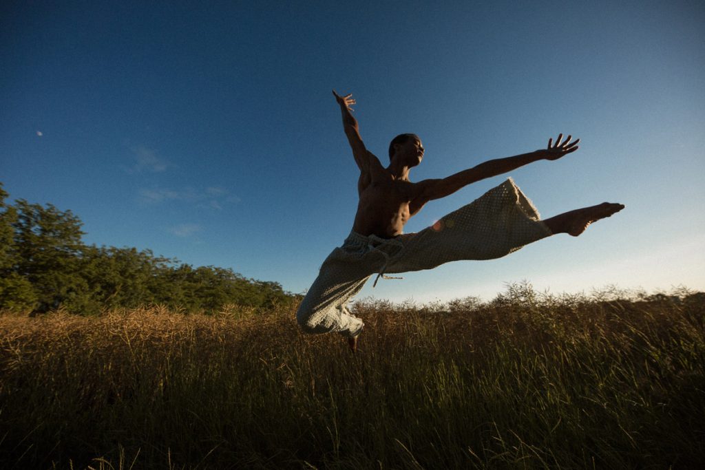 Mesačný svit /editoriál o zraniteľnosti a sile/