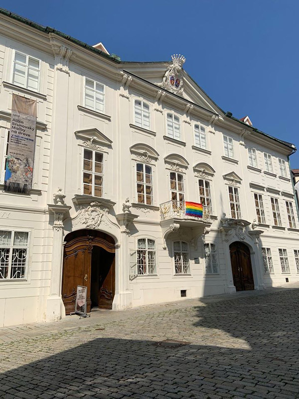 Dnes je PRIDE deň! Zapojte sa aj vy s dúhovou vlajkou