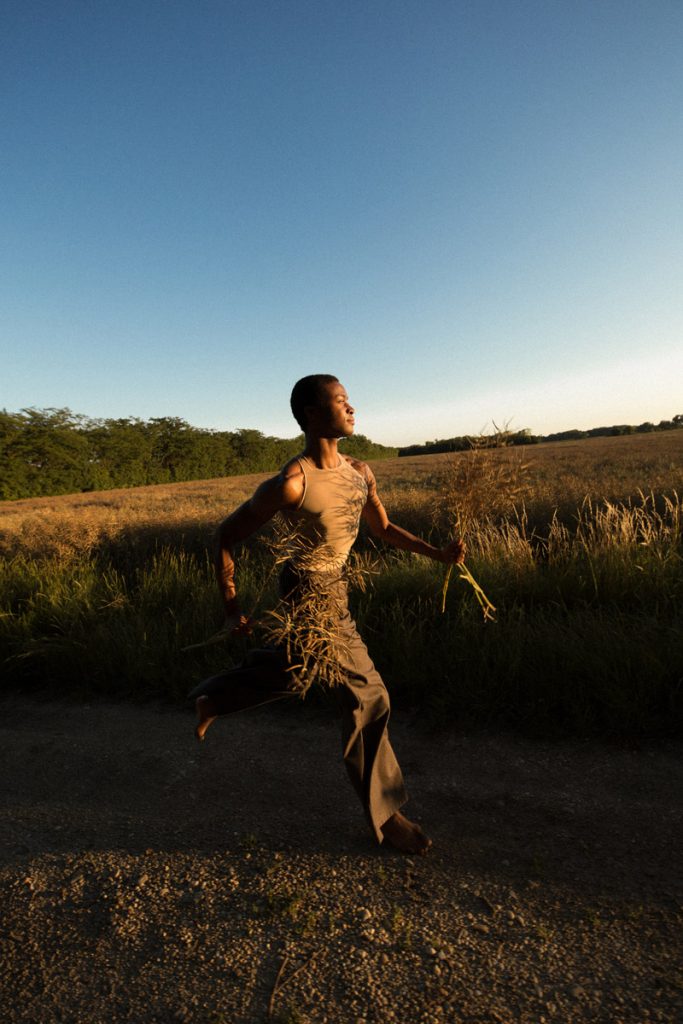 Mesačný svit /editoriál o zraniteľnosti a sile/