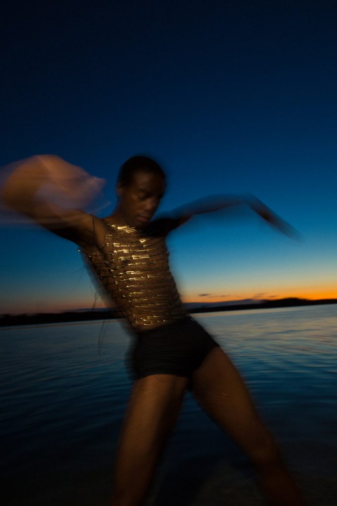 Mesačný svit /editoriál o zraniteľnosti a sile/