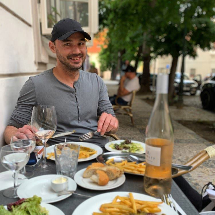 S rodičmi sa mu zlepšil vzťah vďaka comingoutu