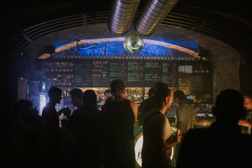 Zoznamovanie je ako tanec. Odborníci radia, čím zaujať v bare