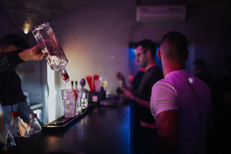 Zoznamovanie je ako tanec. Odborníci radia, čím zaujať v bare