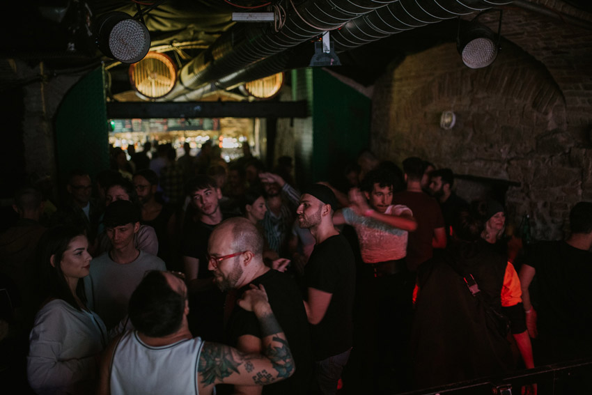 Zoznamovanie je ako tanec. Odborníci radia, čím zaujať v bare