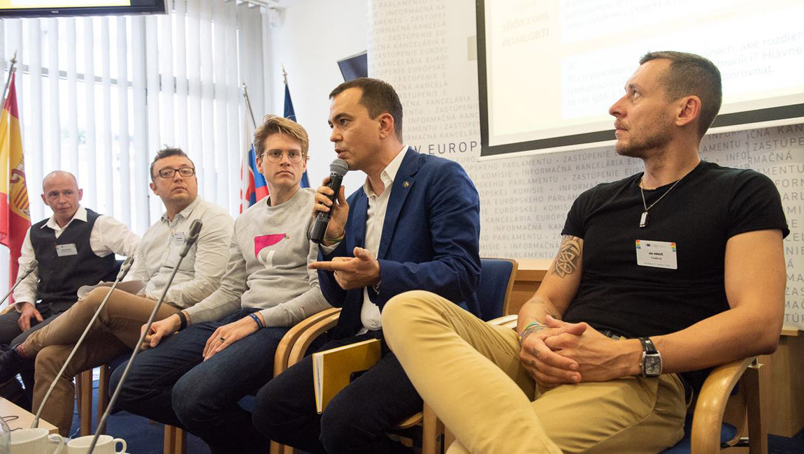 Dúhová vlajka v rukách biznisu