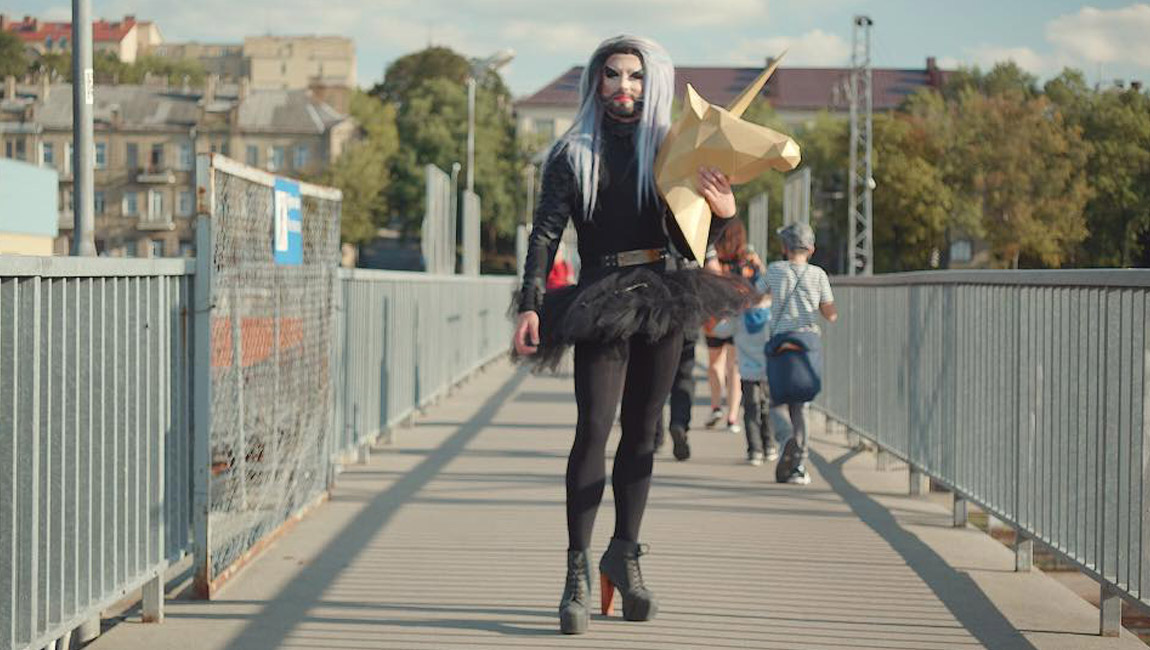 Volebnú kampaň robil v podpätkoch, aj vďaka tomu sa stal poslancom