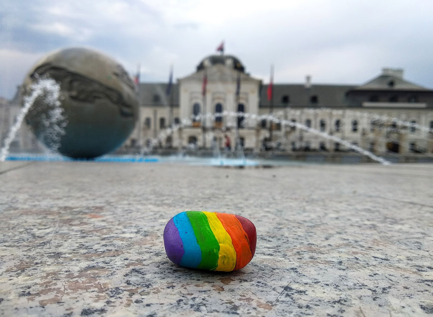 Dúhové kamene v uliciach Bratislavy: street artom upozorňuje na toleranciu