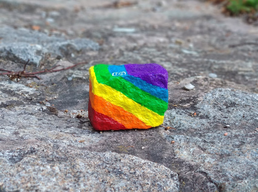 Dúhové kamene v uliciach Bratislavy: street artom upozorňuje na toleranciu