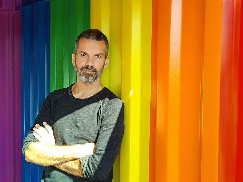 Dúhové kamene v uliciach Bratislavy: street artom upozorňuje na toleranciu