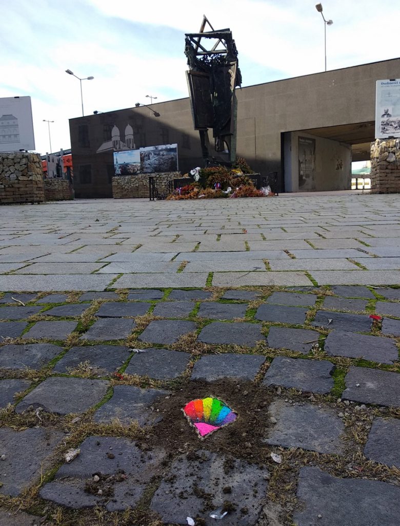 Dúhové kamene v uliciach Bratislavy: street artom upozorňuje na toleranciu