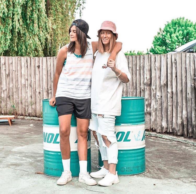 Thevenereslife – slovenský lesbický pár, ktorý si získal Instagram