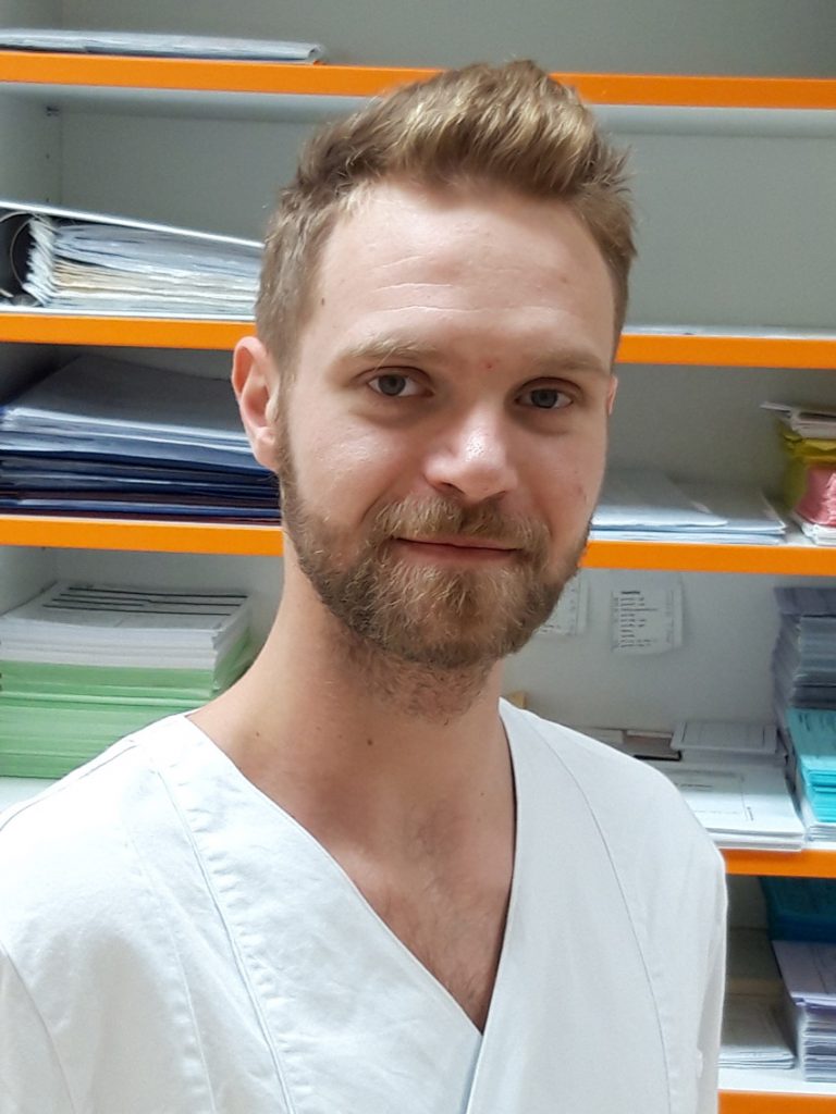 Michal Skurák Je z LGBTI komunity a stojí v prvej línii boja proti korone v Česku: Čakáme, kedy nápor poľaví