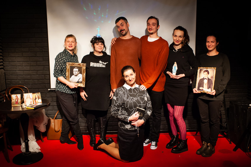 Pri počúvaní Britney číta Kunderu, o hľadaní rovnováhy rozpráva Troška Troska