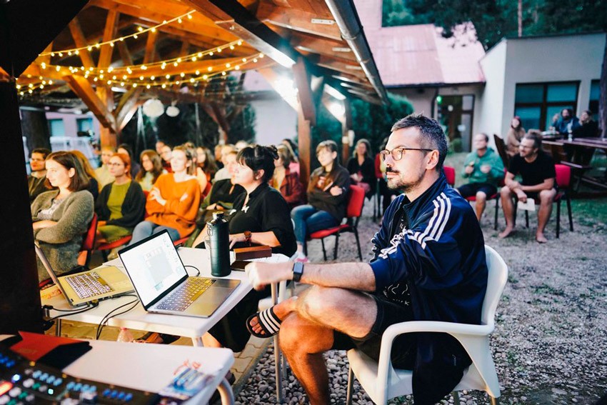 Pri počúvaní Britney číta Kunderu, o hľadaní rovnováhy rozpráva Troška Troska