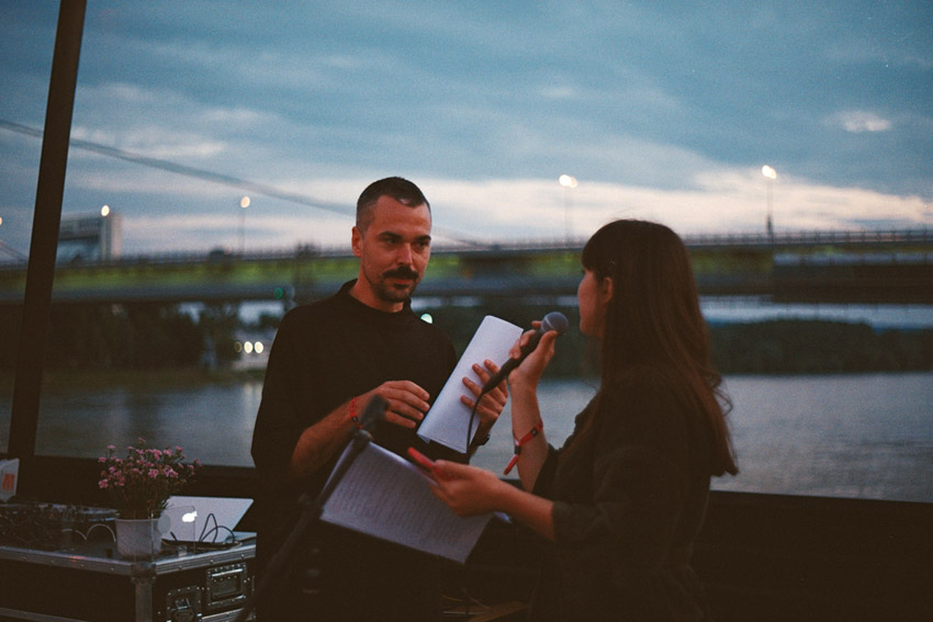 Pri počúvaní Britney číta Kunderu, o hľadaní rovnováhy rozpráva Troška Troska