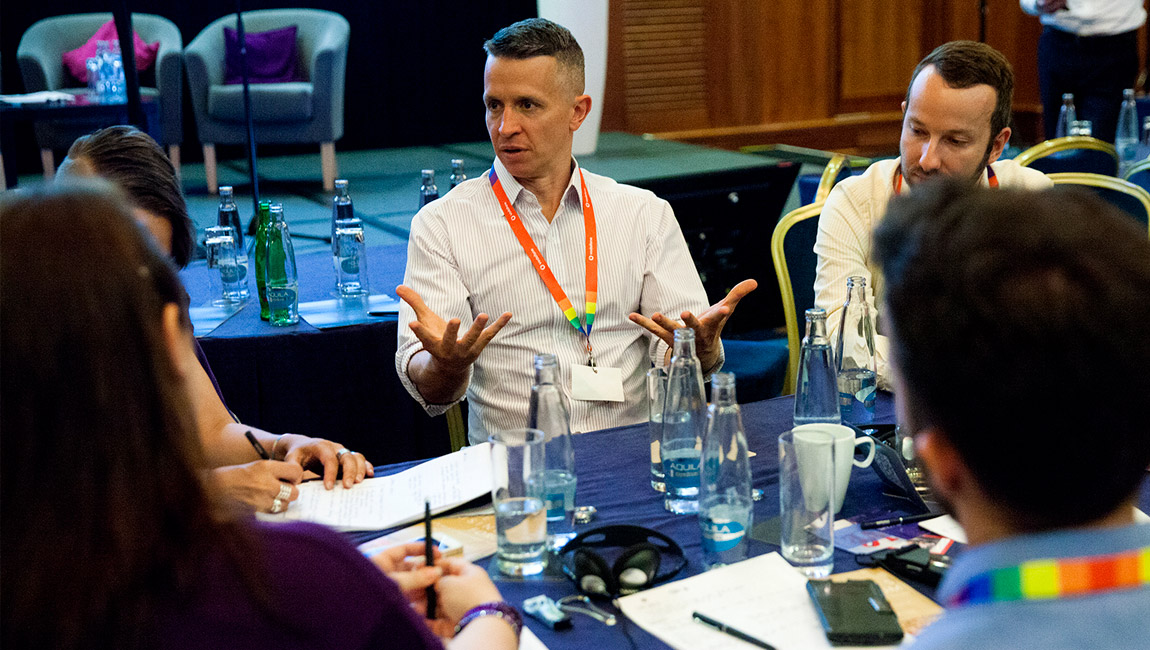 Dosť bolo tajností, v práci nemusíš skrývať, že patríš k dúhovej komunite