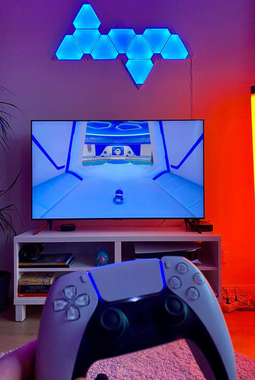 Hrám playstation. Keď je všade vonku teraz nuda, tak aspoň takto mám nejaký adrenalín a dobrodružstvo.