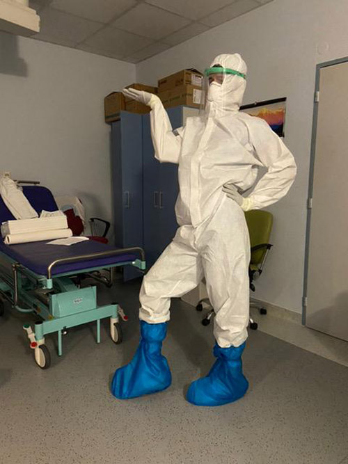 Lockdown trávim najmä v praci. Vrcholom môjho dňa v nemocnici sú dvaja vojaci stojaci vo vstupnej sále.