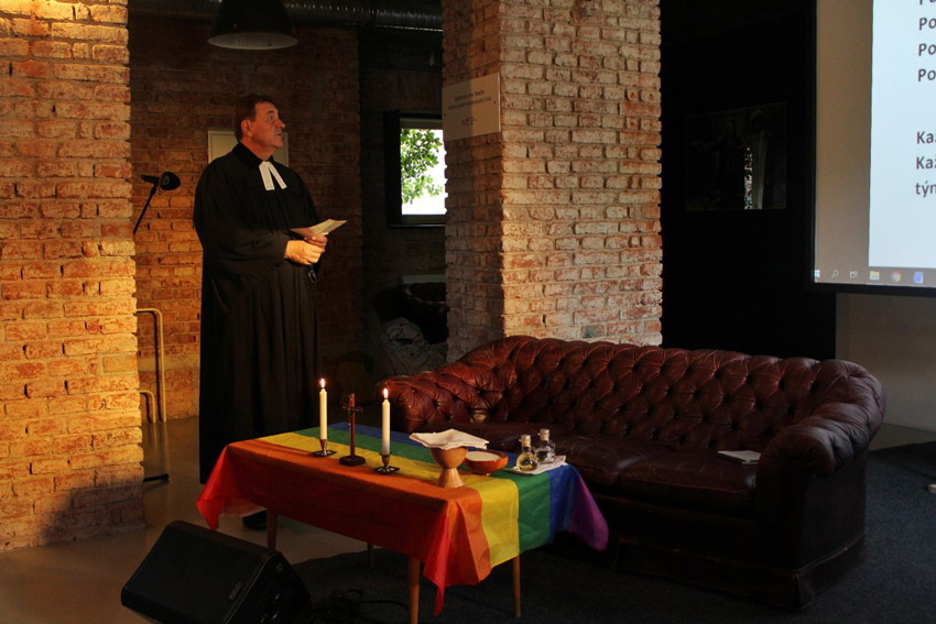 Za obhajobu gejských a lesbických párov získal teológ Ondrej Prostredník medzinárodné ocenenie 