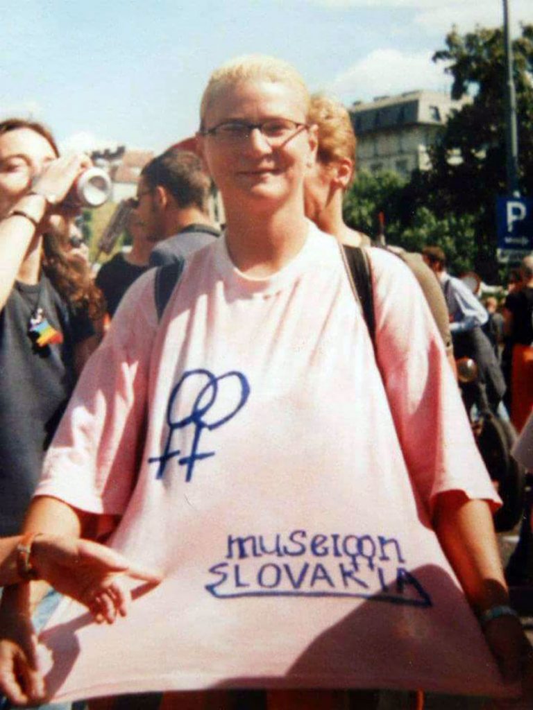 Hana Fábry stojí za prvým lesbickým združením Museion, ktoré vzniklo v roku 1994. Tu boli po prvý raz na Regenbogen Parade vo Viedni, písal sa rok 1995.