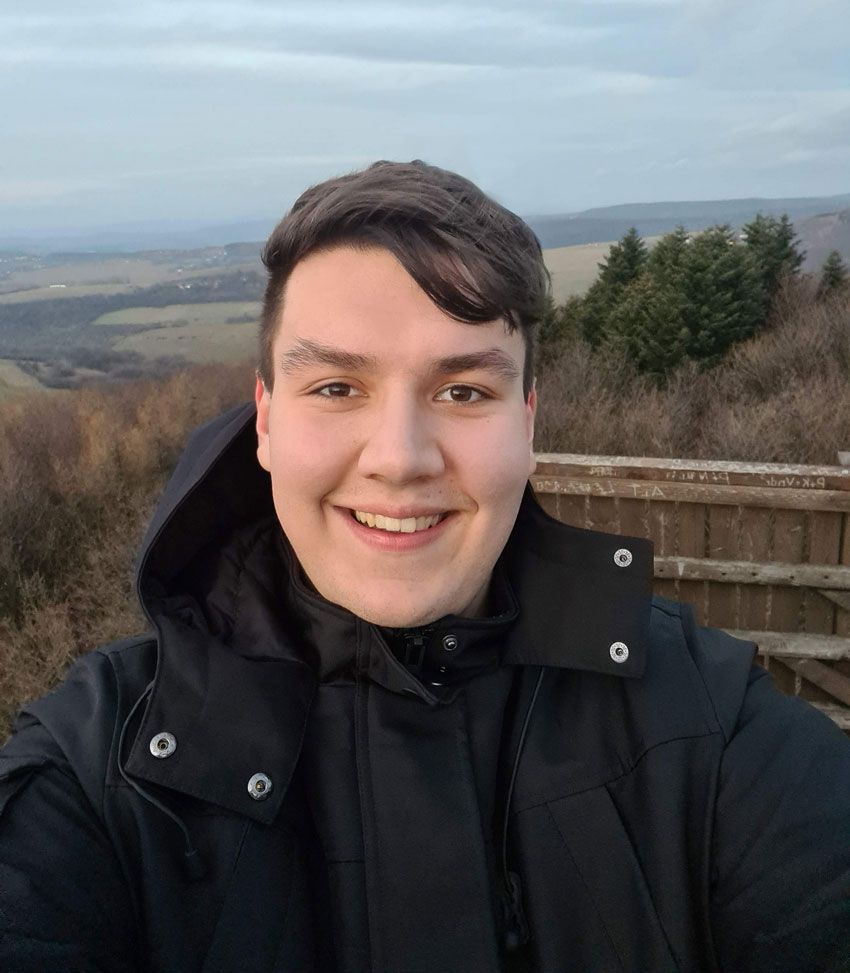 Nádej môžeme hľadať v mladšej generácii, ktorá LGBTI komunitu viac akceptuje, myslí si Ondrej z portálu Dúhy.sk