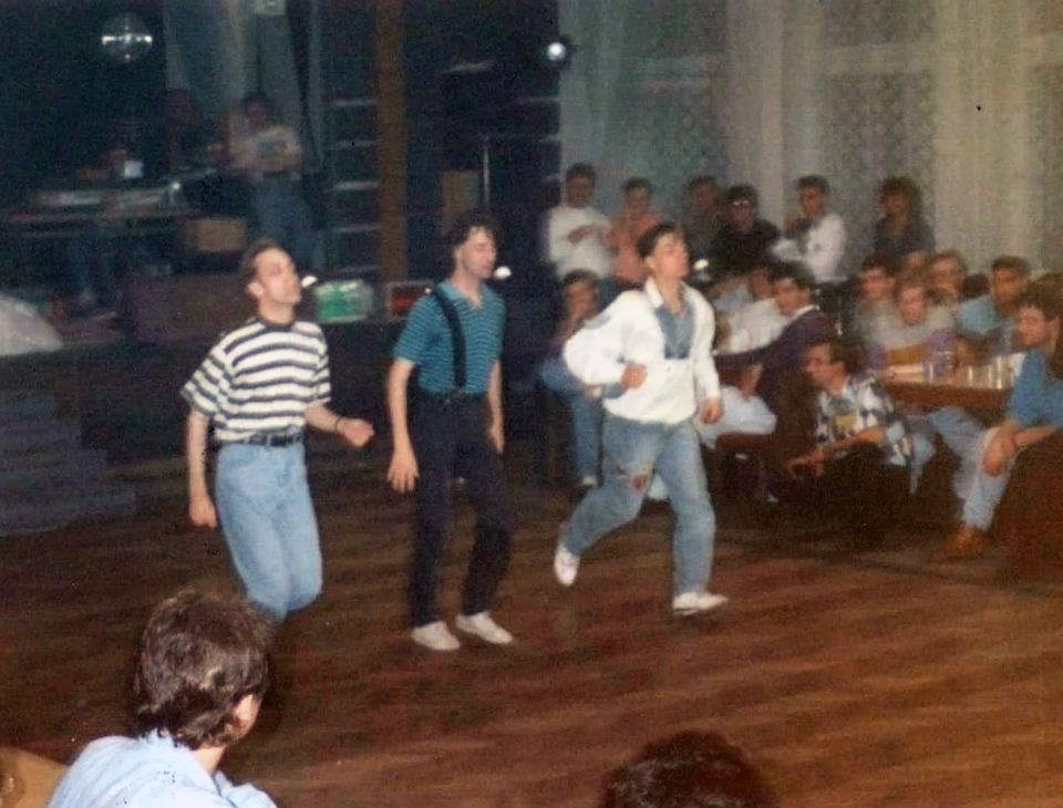 Prvá gay zábava v bratislavskom Dome lodníkov, rok 1990, organizátorom bolo hnutie Ganymedes.