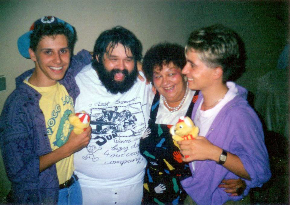 Zábava v spoločenskom zariadení Vodárne a kanalizácie, Bratislava okolo rok 1991.  Hosťami večera boli Helena Ružičková so synom, organizátorom bolo hnutie Ganymedes.