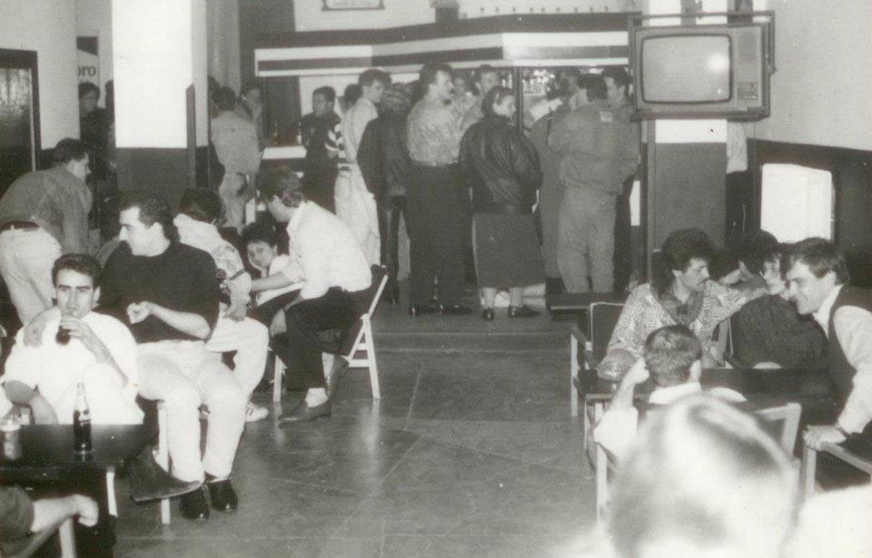 Prvá gay disko, Kamel klub, Bratislava, 10. 4.1992, pohľad do predsália, kde bol aj bufet.