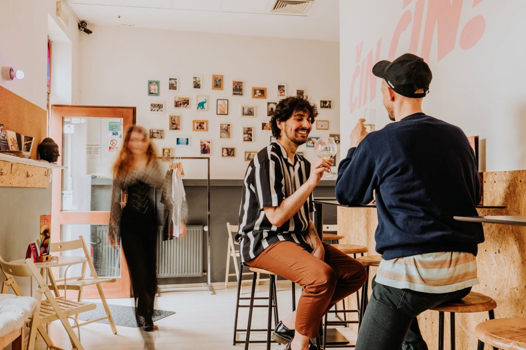 Ako to vyzerá v gej bare? Pozrite si fotky z Teplárne