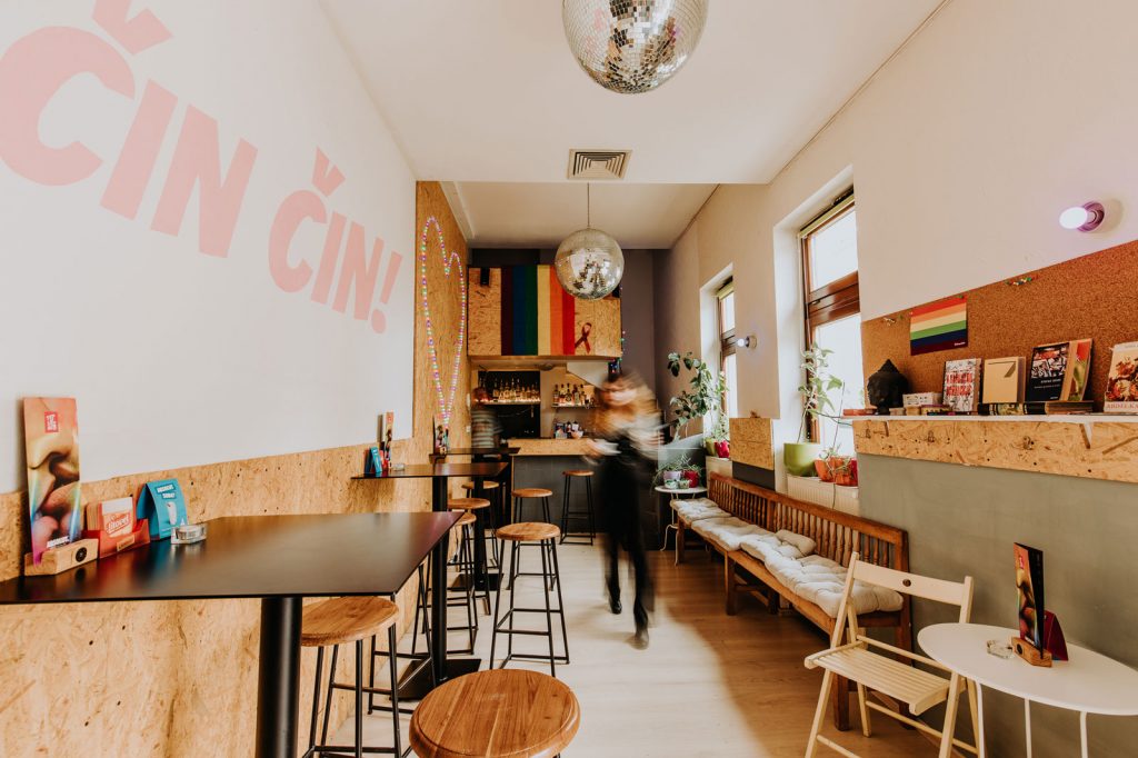 Ako to vyzerá v gej bare? Pozrite si fotky z Teplárne