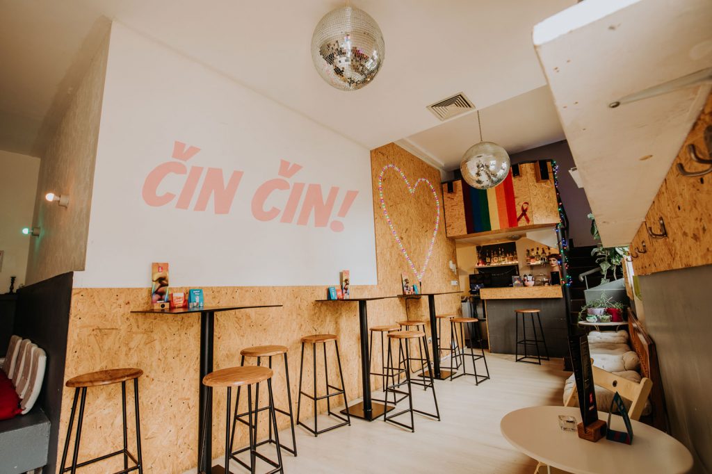 Ako to vyzerá v gej bare? Pozrite si fotky z Teplárne