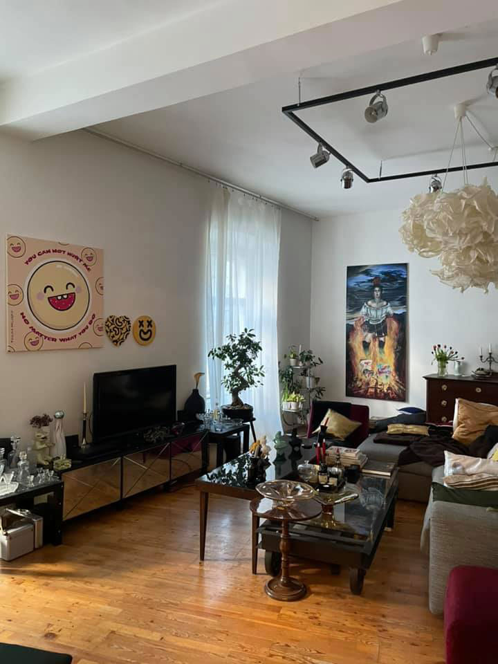 Režisér a kunsthistorik tvoria pár už takmer 10 rokov, vo vlastnom byte majú galériu