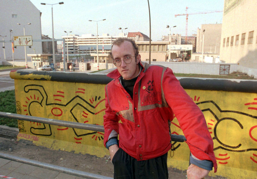 Keith Haring pred berlínskym múrom
