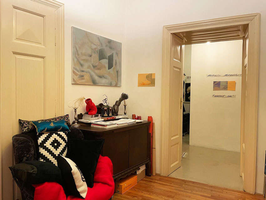 Režisér a kunsthistorik tvoria pár už takmer 10 rokov, vo vlastnom byte majú galériu