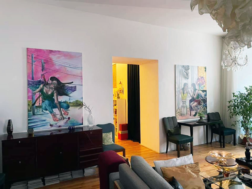 Režisér a kunsthistorik tvoria pár už takmer 10 rokov, vo vlastnom byte majú galériu