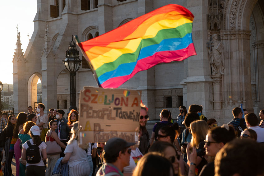Smutné správy z Maďarska: Parlament prijal ďalší zákon namierený proti LGBTI ľuďom