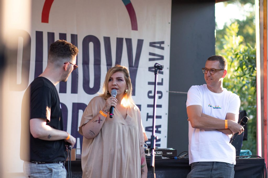 Široké úsmevy a dobrá nálada, to vidno na fotkách zo sprievodných podujatí Dúhového PRIDE Bratislava