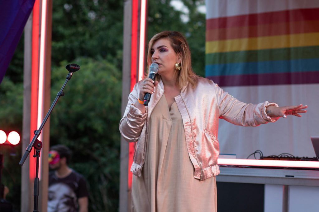 Široké úsmevy a dobrá nálada, to vidno na fotkách zo sprievodných podujatí Dúhového PRIDE Bratislava