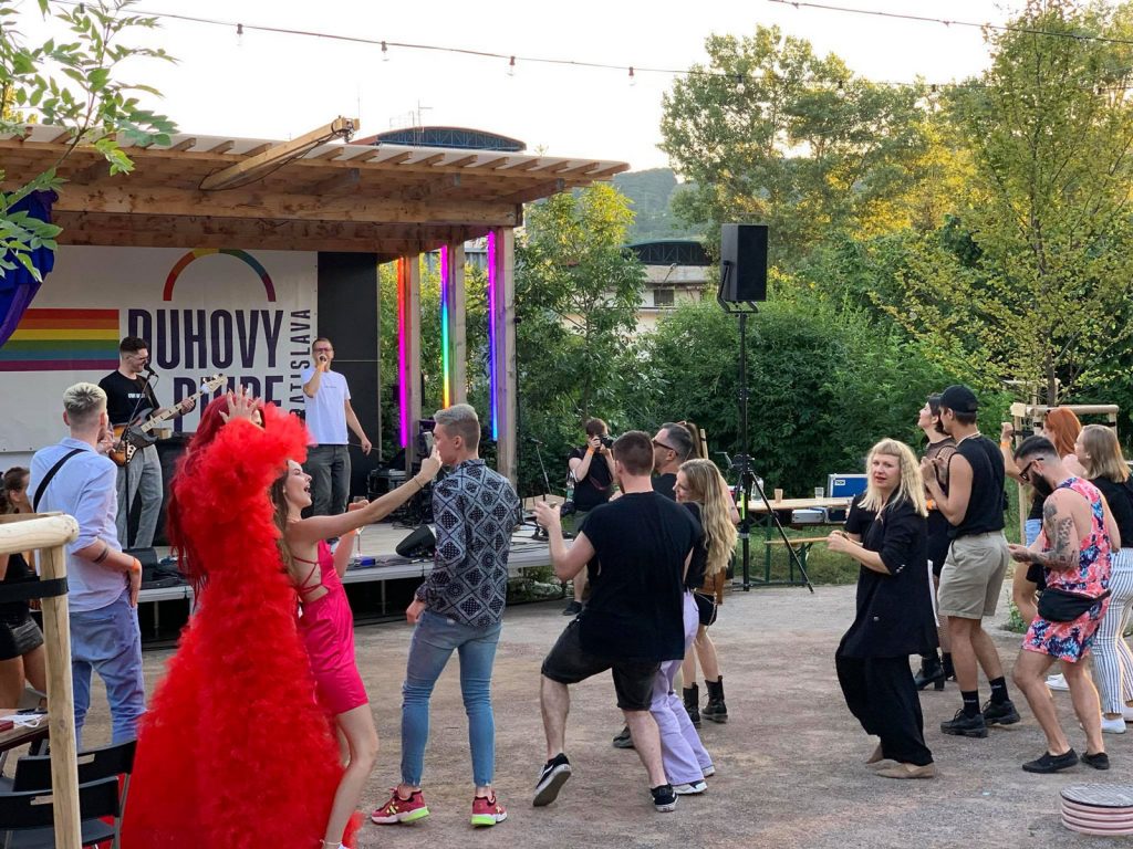 Široké úsmevy a dobrá nálada, to vidno na fotkách zo sprievodných podujatí Dúhového PRIDE Bratislava