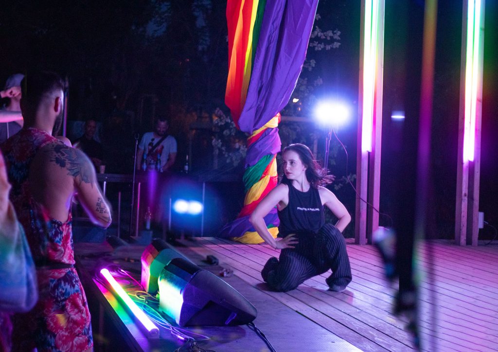 Široké úsmevy a dobrá nálada, to vidno na fotkách zo sprievodných podujatí Dúhového PRIDE Bratislava