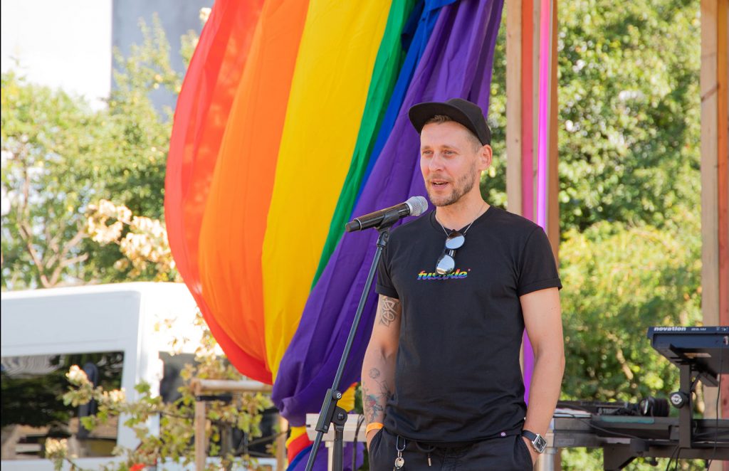 Široké úsmevy a dobrá nálada, to vidno na fotkách zo sprievodných podujatí Dúhového PRIDE Bratislava