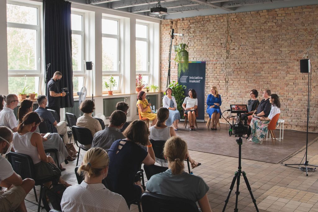 Široké úsmevy a dobrá nálada, to vidno na fotkách zo sprievodných podujatí Dúhového PRIDE Bratislava