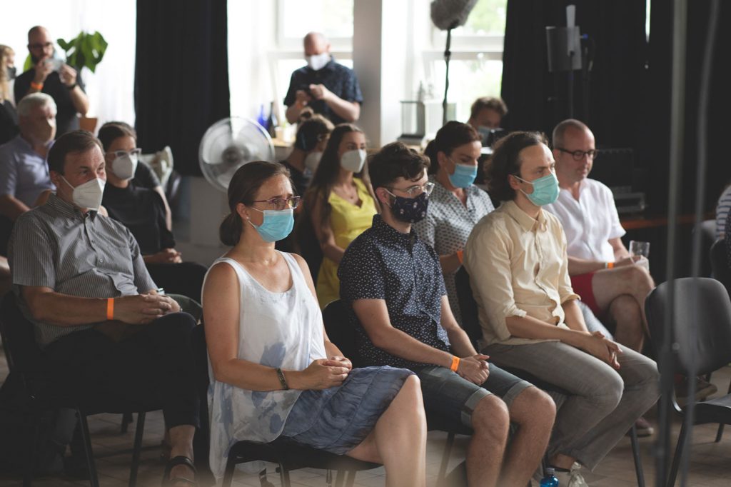 Široké úsmevy a dobrá nálada, to vidno na fotkách zo sprievodných podujatí Dúhového PRIDE Bratislava