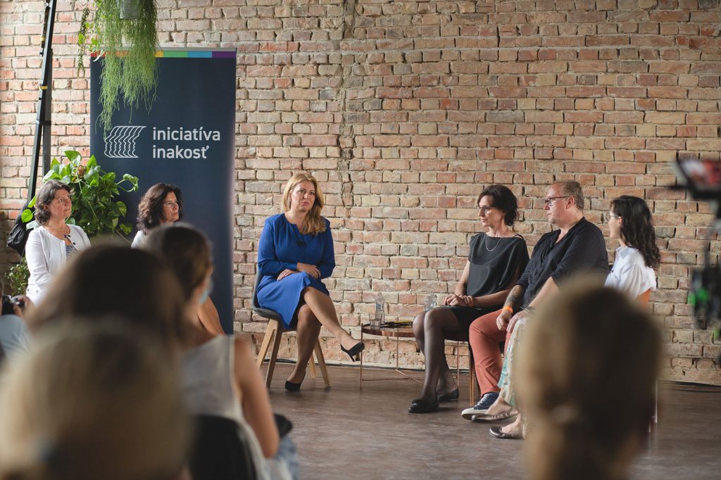 Široké úsmevy a dobrá nálada, to vidno na fotkách zo sprievodných podujatí Dúhového PRIDE Bratislava