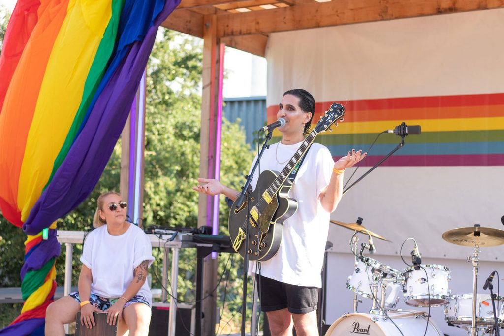 Široké úsmevy a dobrá nálada, to vidno na fotkách zo sprievodných podujatí Dúhového PRIDE Bratislava