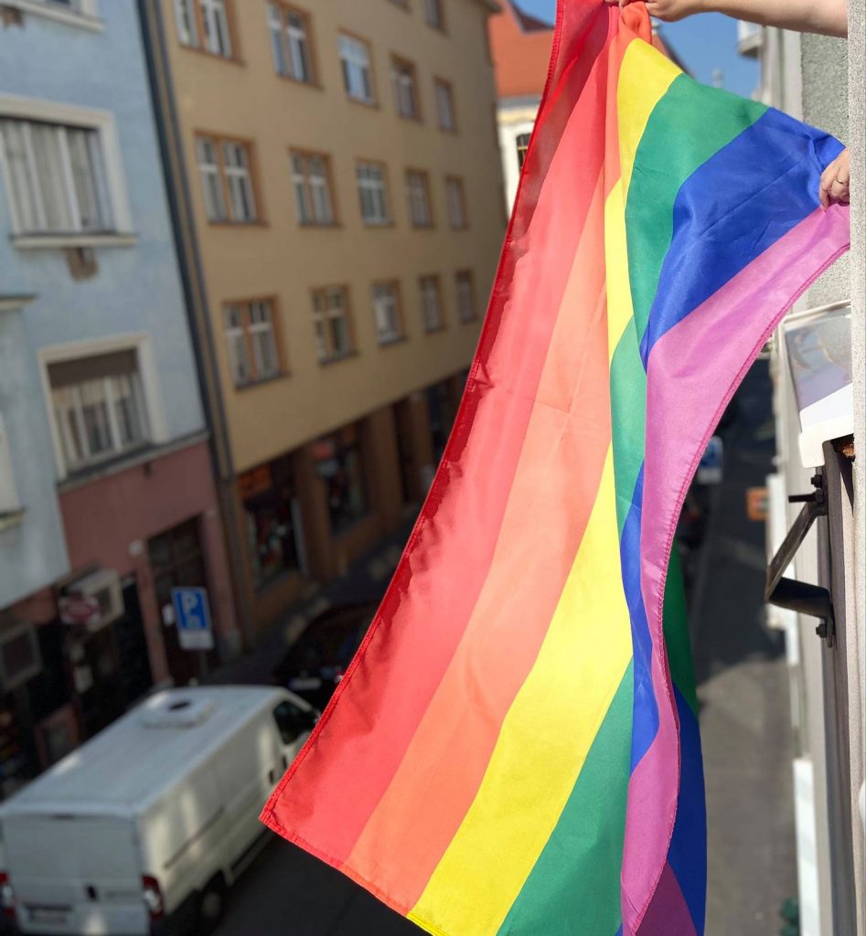 Široké úsmevy a dobrá nálada, to vidno na fotkách zo sprievodných podujatí Dúhového PRIDE Bratislava
