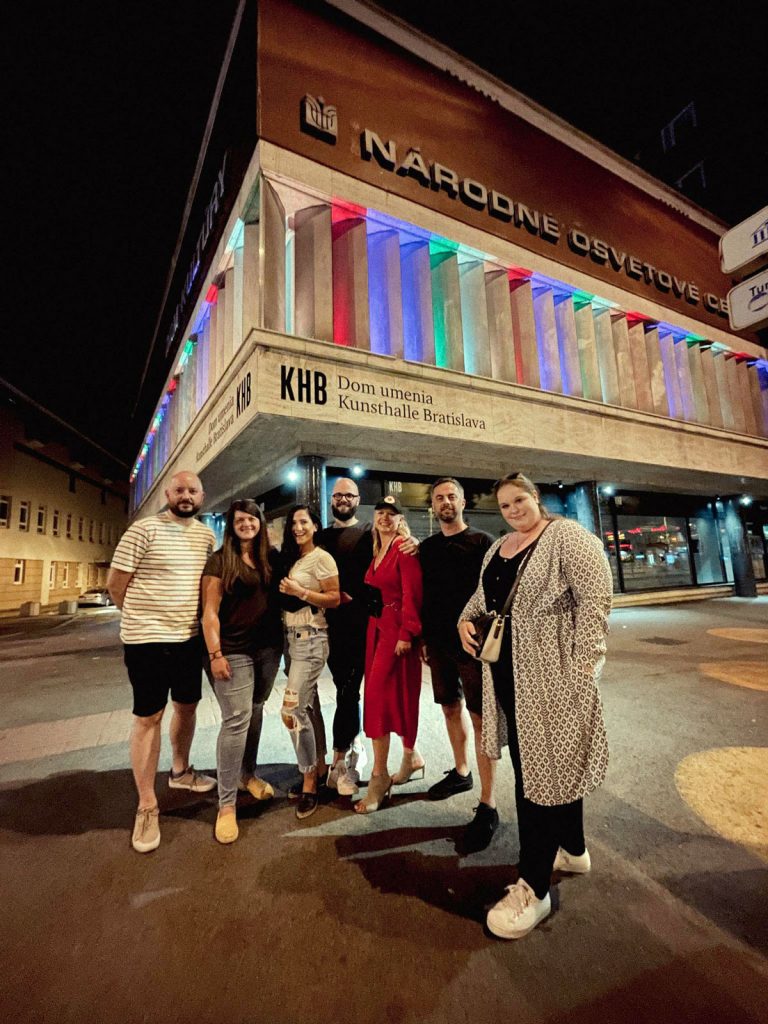 Široké úsmevy a dobrá nálada, to vidno na fotkách zo sprievodných podujatí Dúhového PRIDE Bratislava