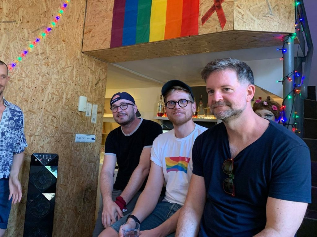 Široké úsmevy a dobrá nálada, to vidno na fotkách zo sprievodných podujatí Dúhového PRIDE Bratislava